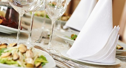 Gedeckter Tisch mit verschiedenen Gerichten