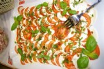 Tomaten mit Mozarella angerichtet