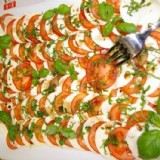 Tomaten mit Mozarella angerichtet
