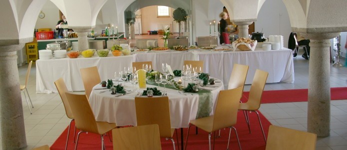 Hochzeitsfeier Dekorierter Veranstaltungsraum mit Buffet im Hintergrund
